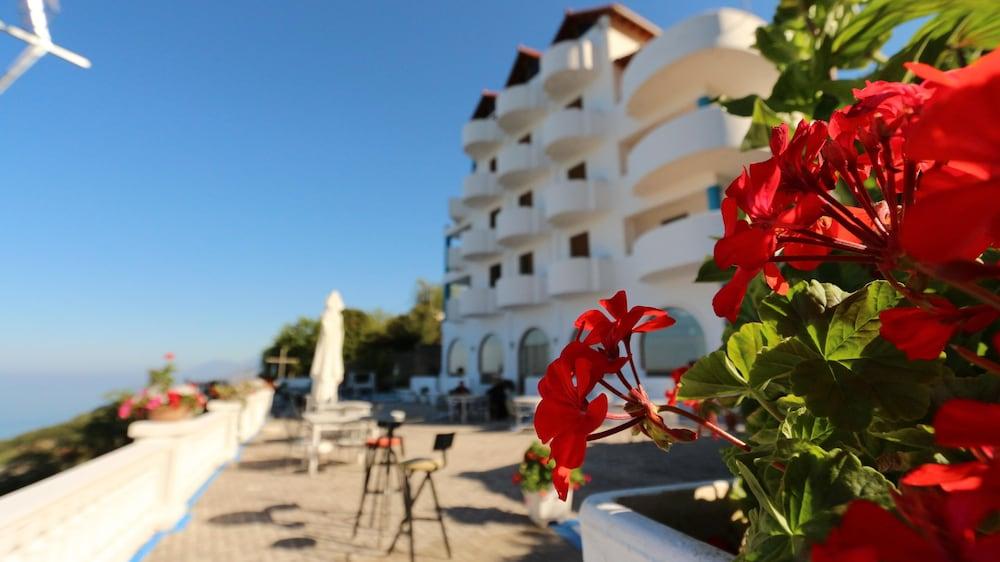 Paradise Lukova Hotel מראה חיצוני תמונה